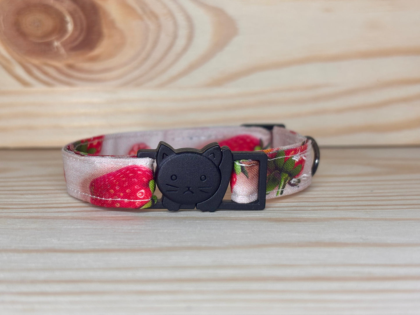 Collier pour chat fait main FRAISINOU motif fraises