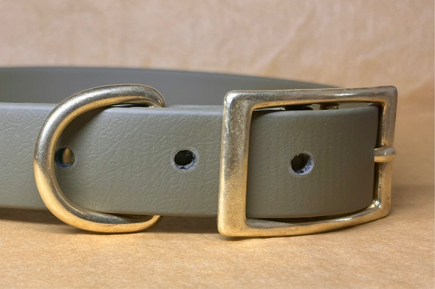 Collier pour chien Nox kaki, solide et facile à entretenir