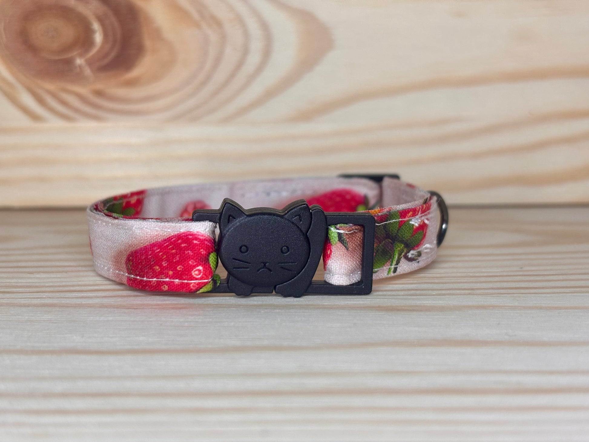 Collier pour chat fait main FRAISINOU motif fraises