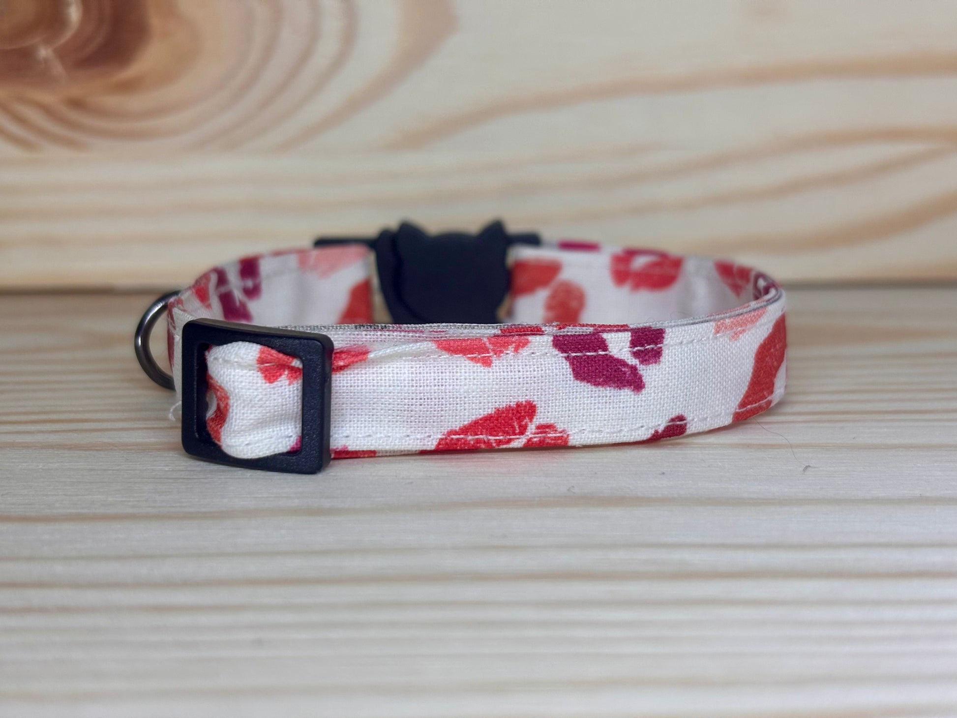 Collier sécurisé chat motif bisous rouge et blanc