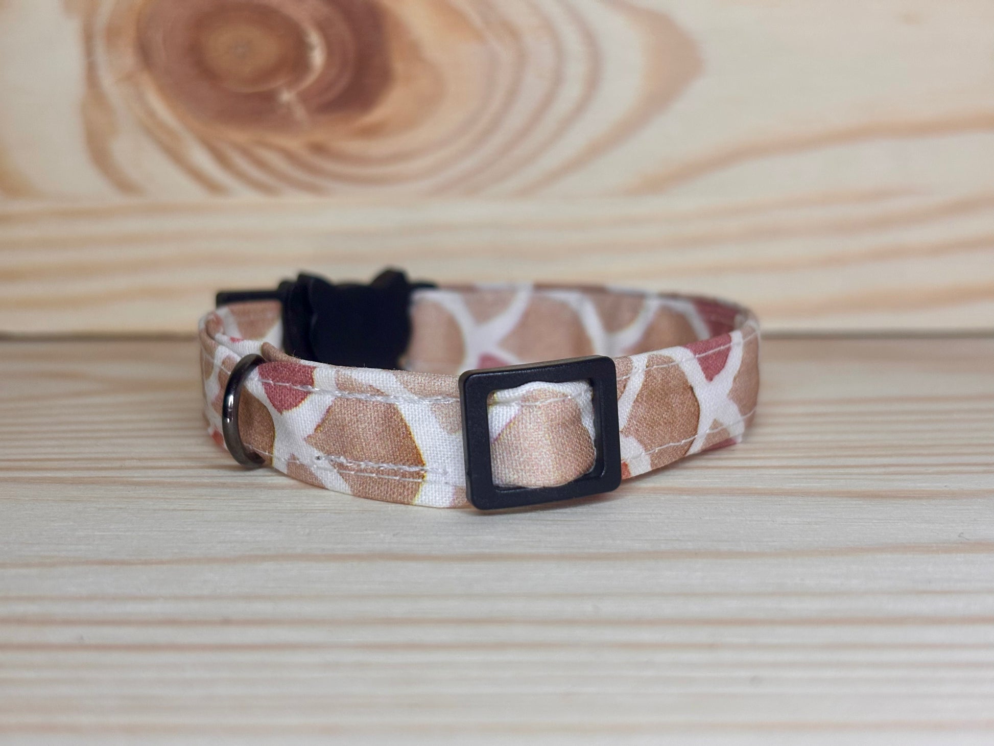 Collier sécurisé pour chat couleur beige et roses